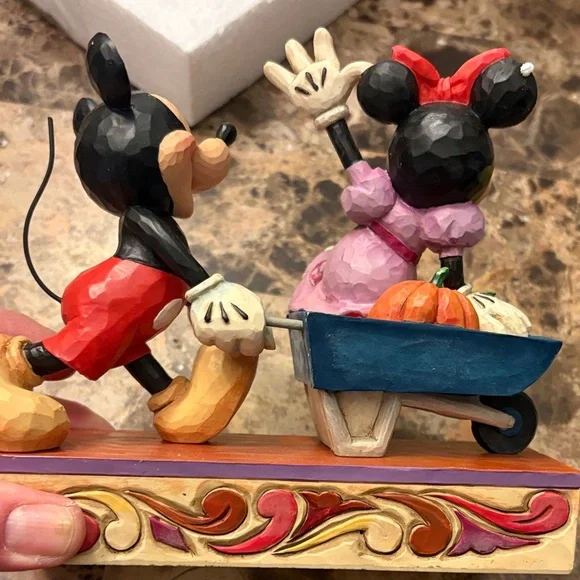 Jim Shore, Mickey and Minnie , picking pumpkins together - Picture 5 of 8